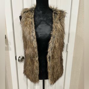 TCEC FAUX FUR VEST. Cute & Chic! Size Small. New without tags.